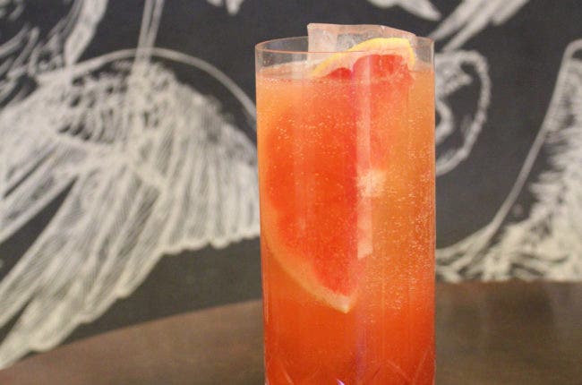 Pink-peach drink with a grapefruit slice in it